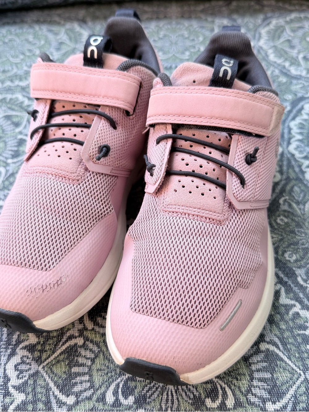 On Running Cloud Play Kids Shoes Pink White Slip On Hook Loop Sneaker Youth Sz 3